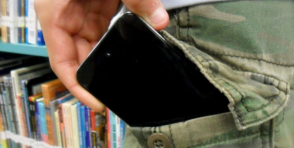 Putting Mobile Phone In The Pocket Can Reduce Male Fertility