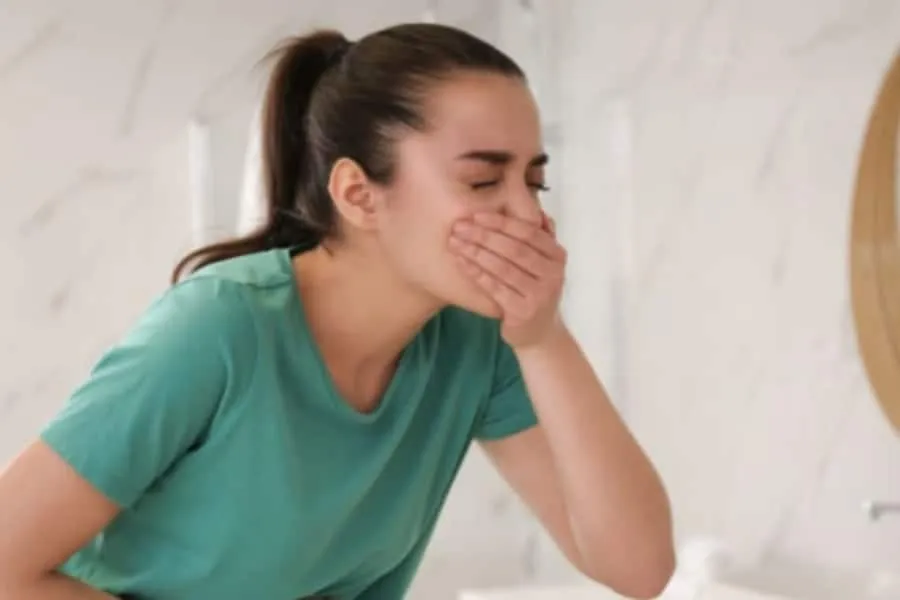 Muntah Tiba-tiba, Tapi Bukan Sebab Mengandung? Awasi Punca Ini!