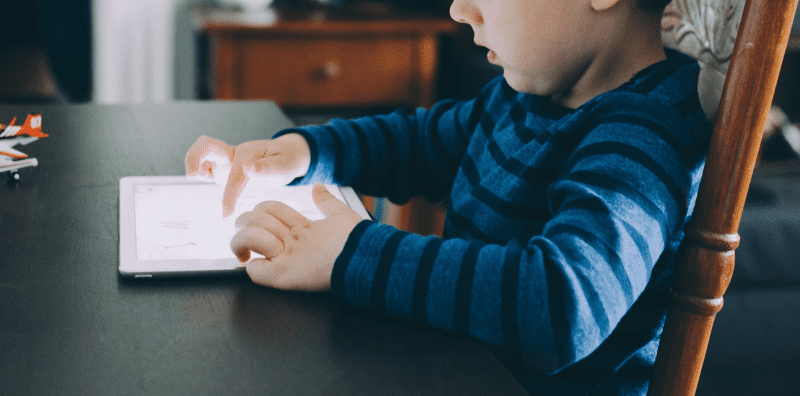 Buat 6 Tip Ini Kalau Nak Kawal Anak Main Gajet, Elak Ketagihan!