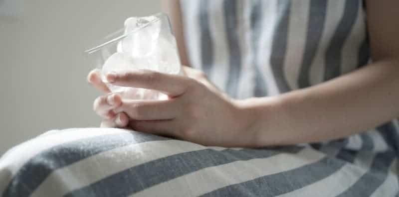 Anda Ada Tabiat Mengunyah Ais? AWAS, Jangan Sampai Kena 4 Kesan Ini!