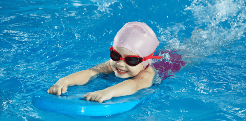 3 Sebab Mengapa Anda PERLU Mula Hantar Anak Belajar Berenang, Banyak Kebaikannya Pada Mereka!