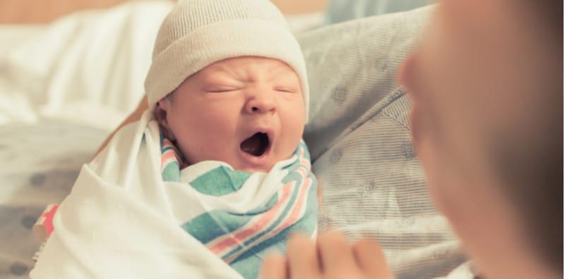 Pertama Kali Ada Anak Kecil? Ini 4 Cara Yang Betul Untuk Mengangkat Bayi Baru Lahir!