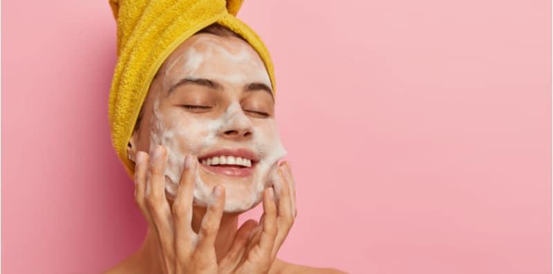 Kulit Muka Berminyak, Kering @ Sensitif? Ini Cara Pilih Produk Pembersih Wajah Yang Sesuai