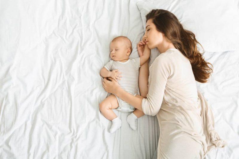 8 Risiko Tak Selamat Yang Boleh Berlaku Jika Anda Tidur Bersama Bayi (Co-Sleeping), AWAS Parents!