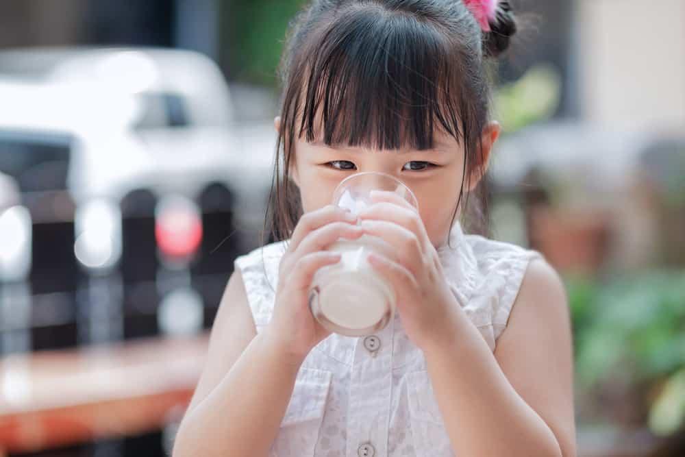 4 Bahana Jika Anak Kuat Minum Susu Sampai Berlebihan, Jangan Hingga Jadi Begini Ya Parent!