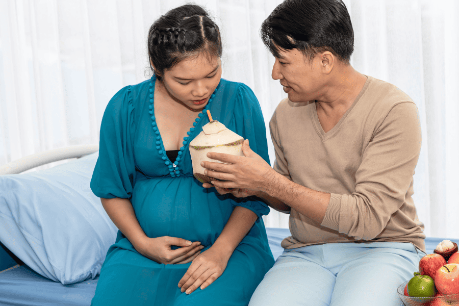 Takut Gugur, Benarkah Ibu Hamil Tak Boleh Minum Air Kelapa?