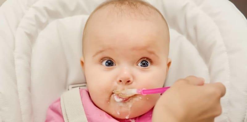 Bila Si Manja Boleh Mula Makan Makanan Pejal? Ibu Bapa, Ini Jawapannya!