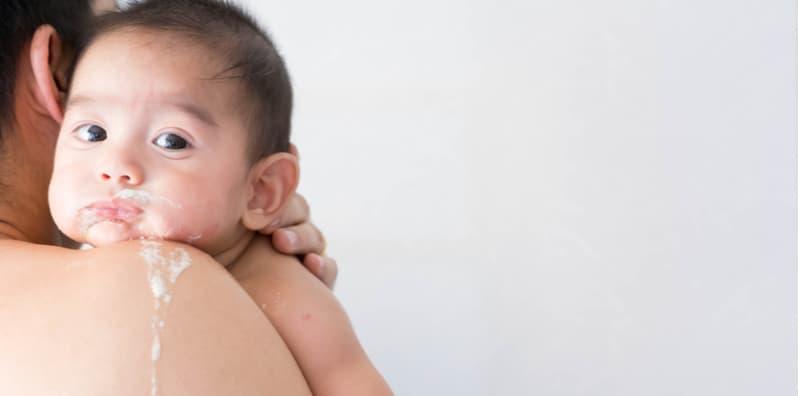 Bayi Kerap Muntah Lepas Menyusu? Jangan Risau, Mama! Ada 8 Cara Nak Atasinya