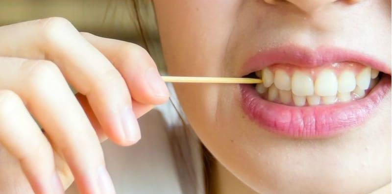 Ini Sebab Mengapa Anda Tidak Patut Guna Pencungkil Gigi Tiap Kali Makanan Tersekat