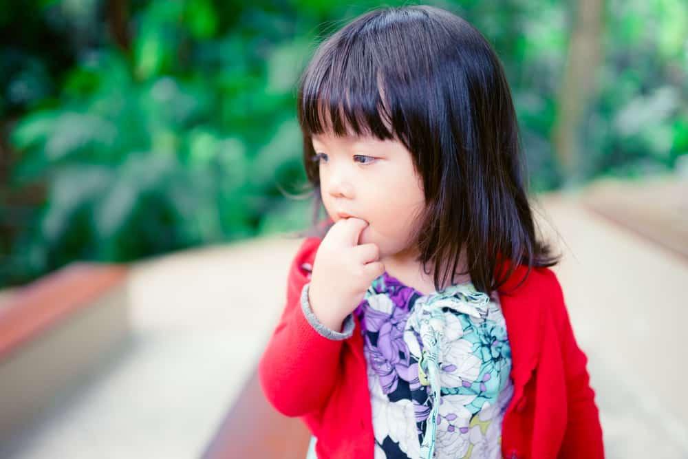 Kanak-Kanak Yang Selalu Hisap Jari & Gigit Kuku KURANG Berisiko Kena Alahan, Tapi Kenapa?