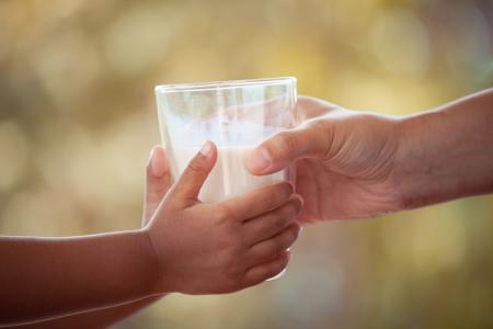 Susu untuk Kanak-kanak: Berapa Gelas Susu Anak Saya Perlu Minum?