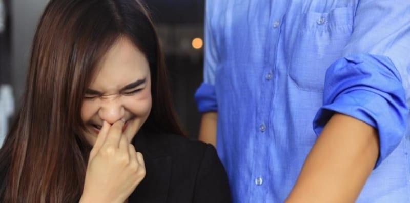 7 Punca Paling Umum Kenapa Badan Anda Berbau, Makanan & Pakaian Termasuk!