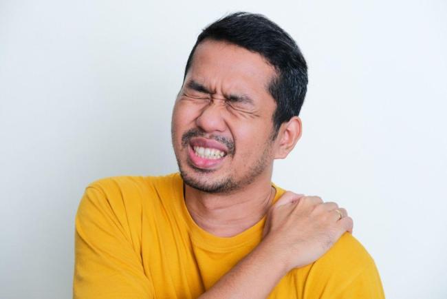 Selalu Sakit Sendi, Anda Patut Elak Makan 10 Makanan Berangin Ini