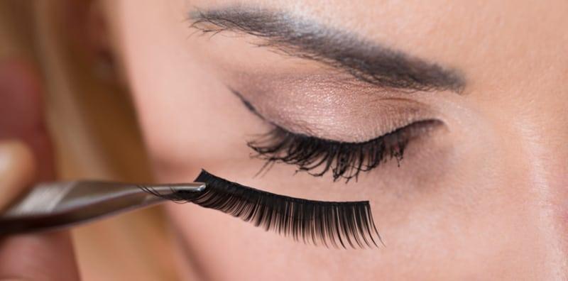 Suka Bersolek Dengan Pakai Bulu Mata Palsu, AWAS Ini 8 Kesannya Pada Kulit Anda!