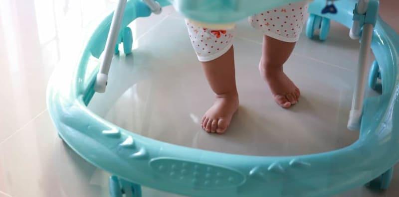 Sebelum Pergi Beli, Ibu Bapa Mesti Tahu 5 BAHAYA Baby Walker Ini Dulu Okay!