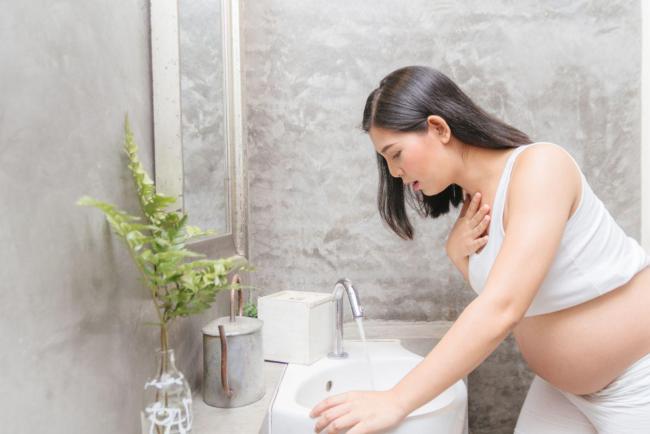 Normal Atau Tidak Ibu Hamil Muntah Darah? Ini 5 Perkara Yang Jadi Penyebabnya!