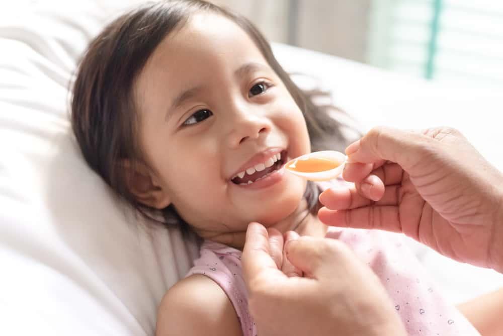 Ini Satu-Satunya Sebab Kenapa JANGAN Guna Sudu Ketika Beri Ubat Pada Anak, Anda Tak Sedar Bahaya Berikut!