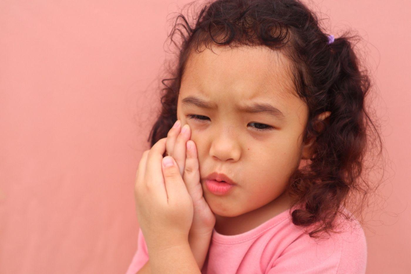 Kasihan Tengok Anak Sakit Mulut Sebab Gusi Bengkak, Ibu Ketahui Punca & Rawatannya!