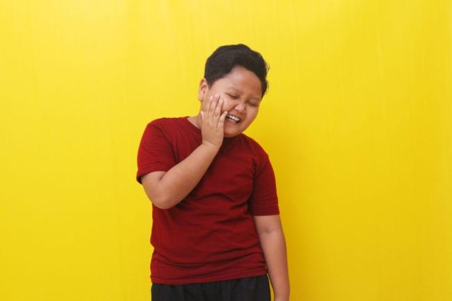 Kasihan Tengok Anak Sakit Mulut Sebab Gusi Bengkak, Ibu Ketahui Punca & Rawatannya!