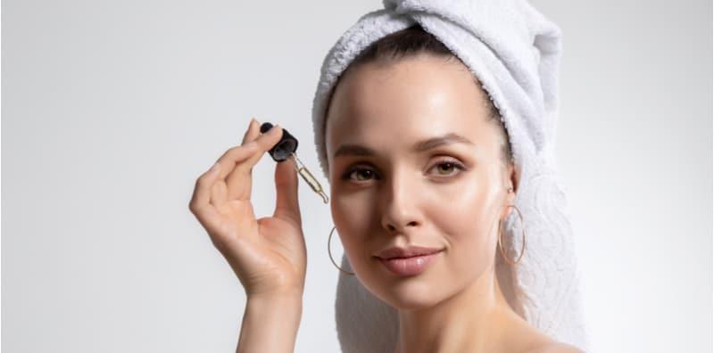 Ini 4 Alasan Kukuh Mengapa Anda Perlu Pakai Serum Muka!