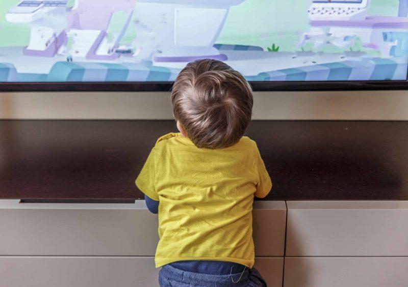 Tolong! Anak Suka Tengok TV Dekat, Tak Bahaya Ke Untuk Matanya? Ini Jawapan Pakar