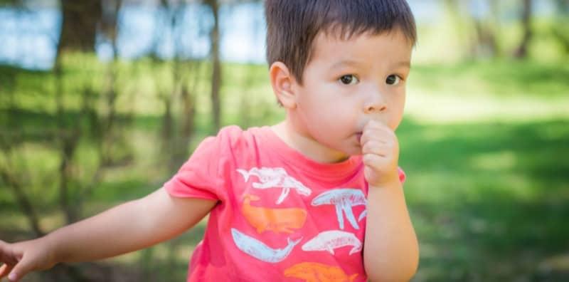 Apa Nak Buat Dengan Anak Yang Suka Menghisap Jari? Perlukah Anda Untuk Menegur?