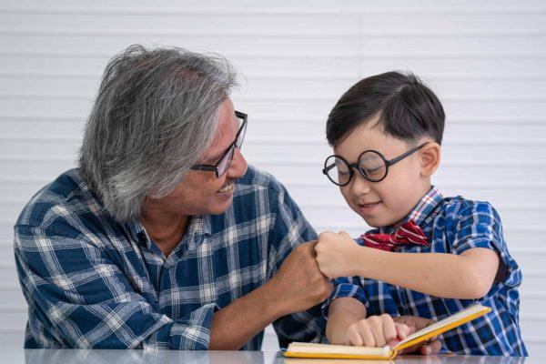 Rancang 5 Aktiviti Mudah Ini Untuk Datuk dan Cucunya, Pasti Bonding Mereka Akan Jadi Lebih Ngam