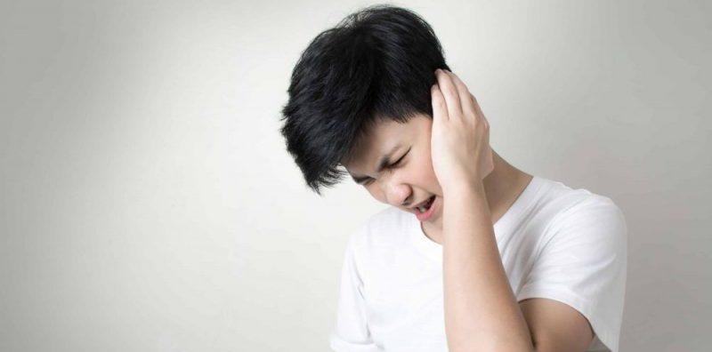 Sukar Mendengar Percakapan Orang Lain? Anda Mungkin Ada Kondisi Pekak Sebelah Telinga!