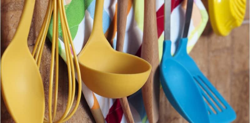 Selalu Masak Di Dapur Guna Perkakas Plastik? Baik BERHENTI Sekarang!