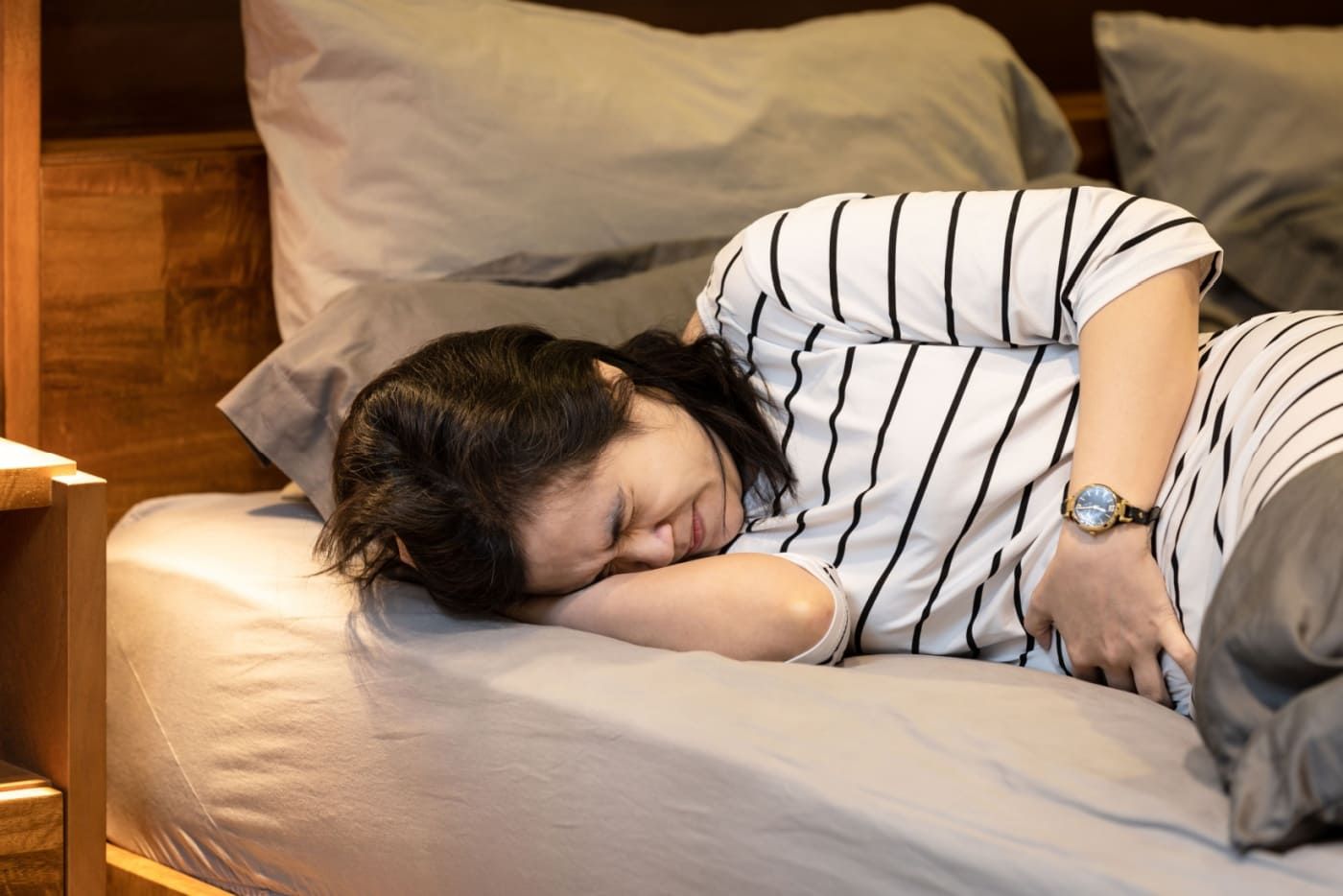 Asyik Sakit Di Bahagian Kiri Bawah Perut? Ini 6 Puncanya Yang Anda Patut Tahu!