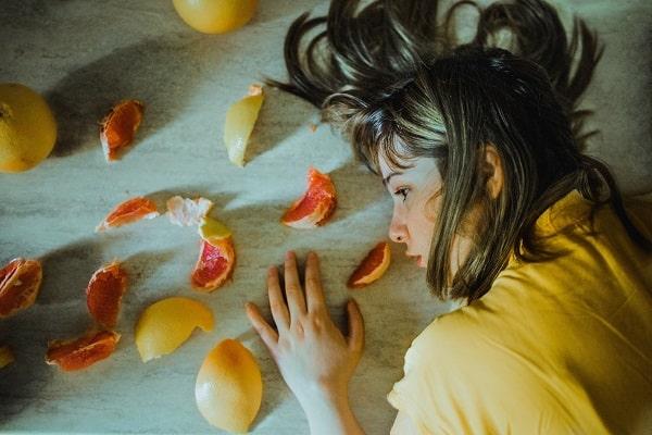 5 Saat Saja, Hembus Dan Masuk Mulut: Benarkah Makanan Jatuh Boleh Dimakan?