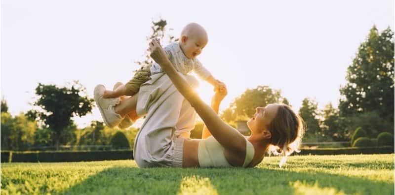 Ini Kelebihan Bermain Bersama Anak, Parents Jangan Biarkan Si Kecil Bermain Sendiri!