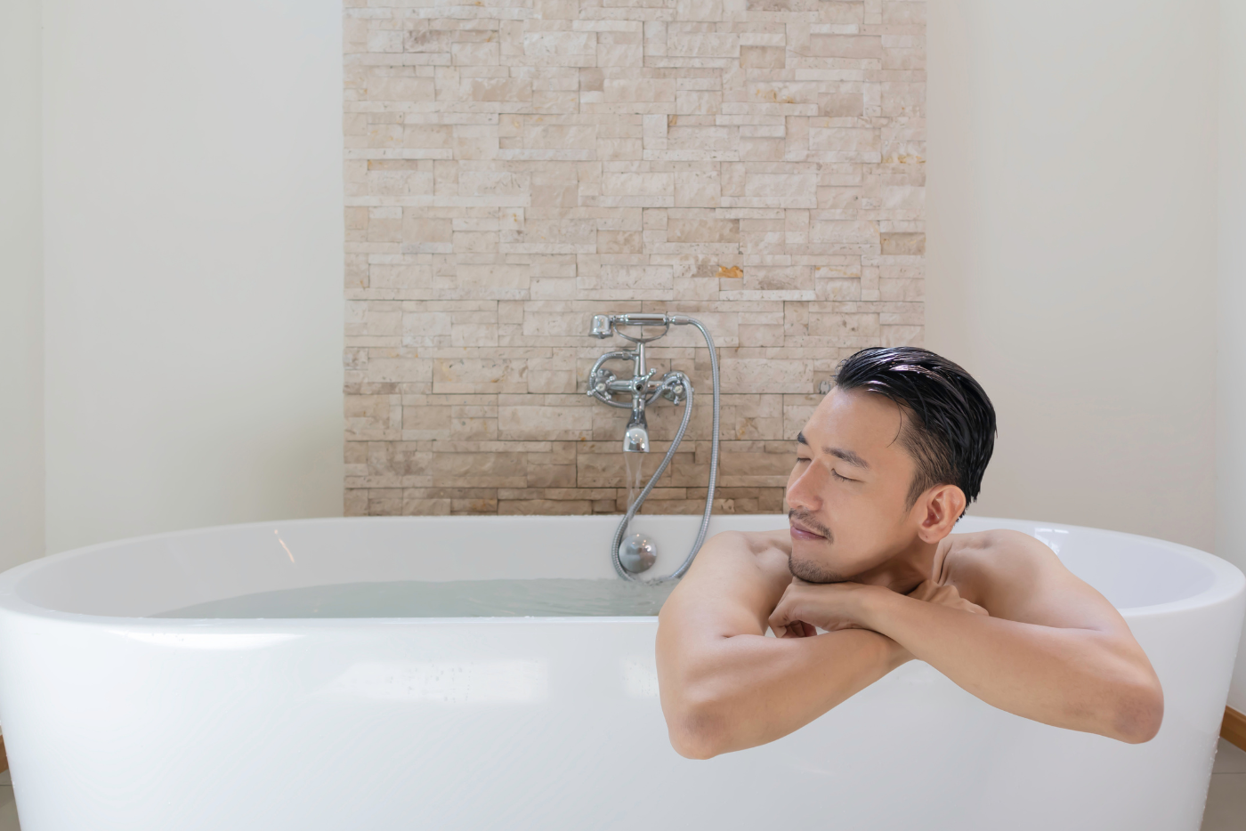 Cuaca Panas Terik Buat Anda Kerap Nak Mandi, Tapi Yang Mana Bagus, Mandi Air Panas @ Sejuk?