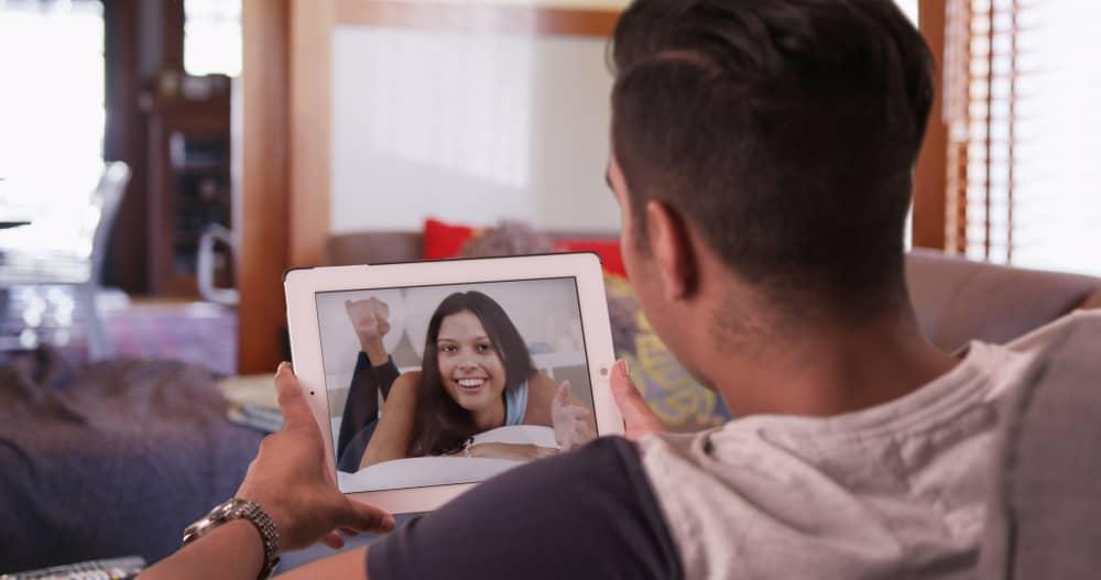 Anda Berjauhan Dari Pasangan Ketika Isu COVID-19 Ini? Jangan Risau, Ini 4 Tip Jayakan PJJ!