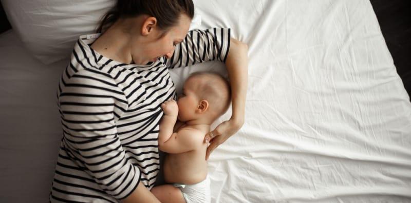 Susu Time! Mama, Ini 7 Cara Bangunkan Bayi Untuk Menyusu!