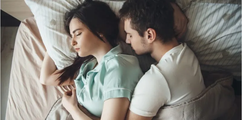 Orang Kata Tidur Berpelukan Baru Syok, Ini Rupanya Maksud 8 Posisi Tidur Suami Isteri!