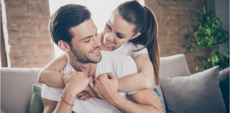 5 Cara Untuk Melakukan Gaya Asmara Spooning, Memang Mengancam!