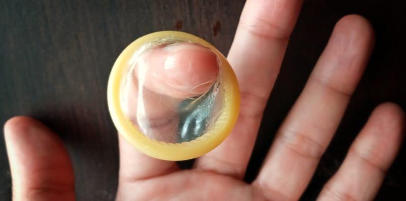 Isteri Hamil Juga Walau Guna KONDOM? Ini 7 Sebab Ia Mungkin 'Bocor'!