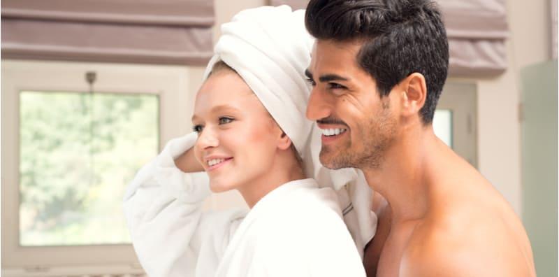 Kenapa Perlu Malu? Ada Banyak Manfaat Mandi Bersama Pasangan, Barulah Romantis!