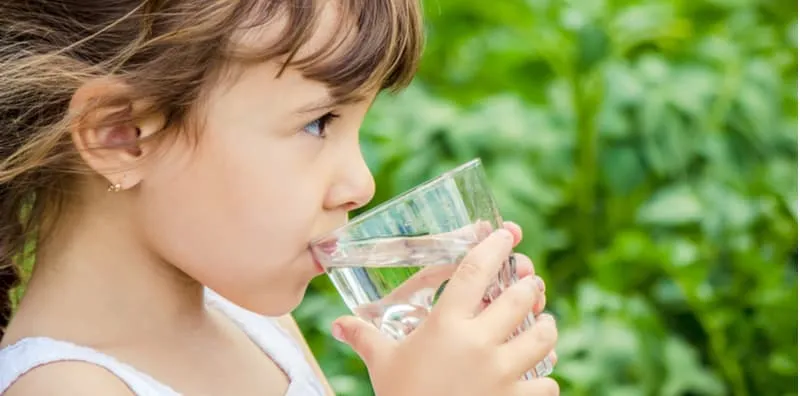 Ibu, Cukup Tak Air Yang Anak Minum Setiap Hari? Ini Panduan Jumlah Air Yang Si Kecil Perlukan