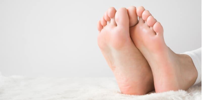 Malu Nak Tanggal Kasut Sebab Kaki Berbau Busuk? Ini Cara Atasinya