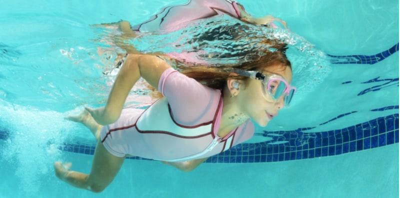 Seronok Berenang Sampai Air Masuk Telinga? Bahaya, Usah Biarkan! Ini 5 Cara Mudah Keluarkannya!