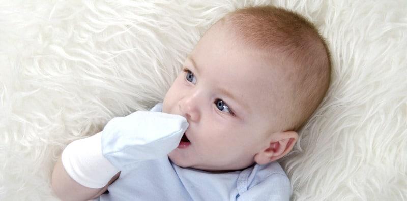 Baby Pakai Mittens Memang Comel, Tapi 5 SEBAB Ini Pasti Buat Anda Berfikir 2x