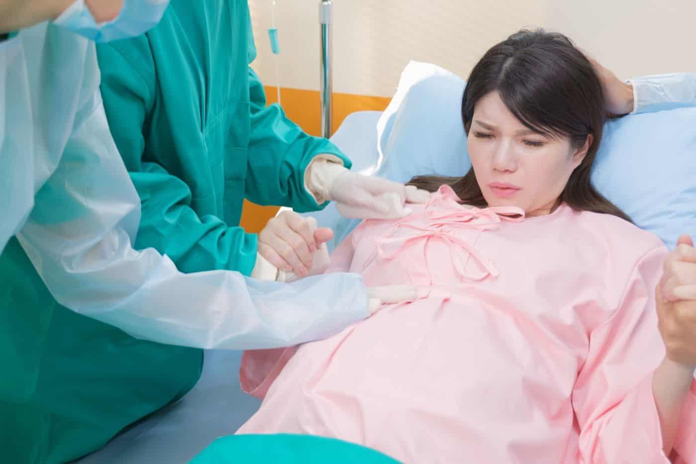 Tengok Cermin Ketika Bersalin? Bukan Saja Buat Ibu Lebih Semangat Nak MENERAN, Ada Manfaat Lain!