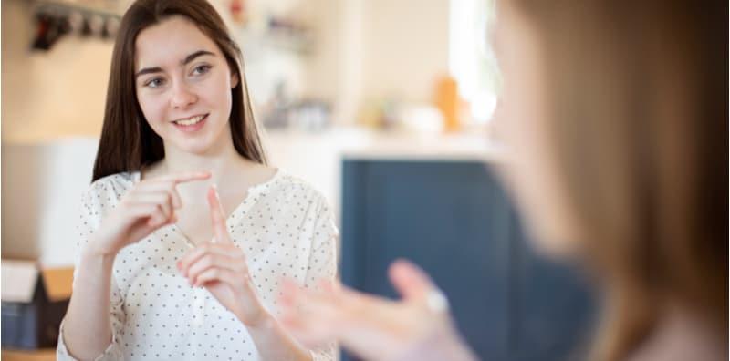 Bahasa Isyarat Bukan Hanya Untuk OKU, Orang Biasa Juga Kena Belajar! Ini Sebabnya