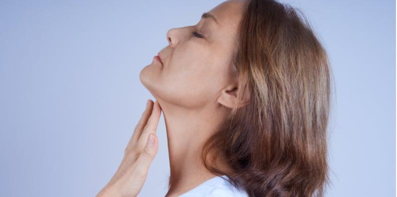 Leher Berkedut & Menggeleber Akibat Usia? TENANG, Ada 3 Cara Untuk Mengurangkannya!