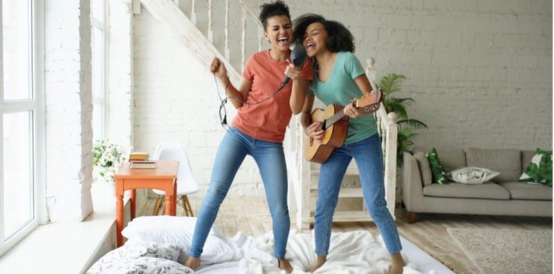 Bukan Sekadar Hobi, Menyanyi & Menari Adalah Penawar Stres Terbaik! Tak Percaya? Jom Baca Ini