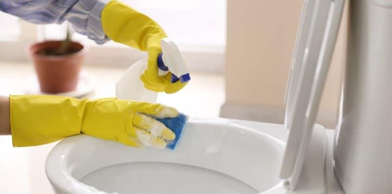 Tak Jadi Nak Lepas Hajat Sebab Bilik Air Kuning & Kotor? Ini 5 Cara Mudah Bersihkannya!