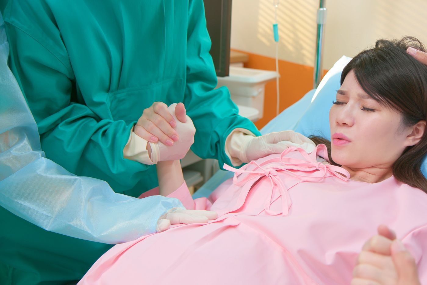 Risau Terberak Ketika Meneran Waktu Bersalin? Usah Malu, Ada Kebaikannya Perlu Ibu Tahu