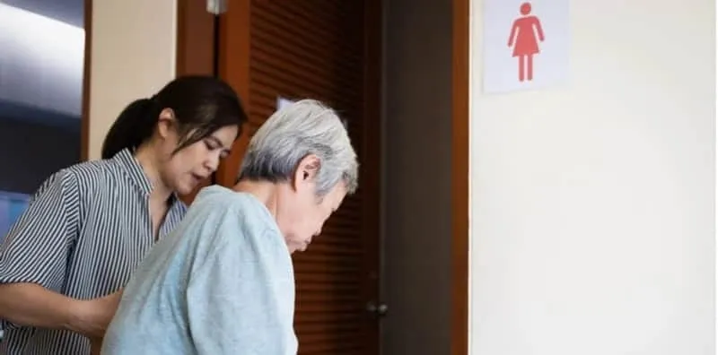 Selain Mudah Lupa, Warga Emas Sering Alami Masalah Kencing Tak Lawas, Ini 6 Puncanya!